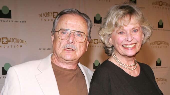 William Daniels e Bonnie Bartlett falam no episódio de ‘Casamento Aberto’