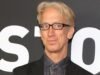 Andy Dick assina autógrafos após overdose quase fatal