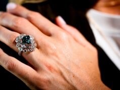 O diamante azul esverdeado apelidado de “o mais raro do mundo” foi vendido por um valor recorde de US$ 17,3 milhões em leilão