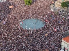 Manifestantes sérvios entram em confronto com a polícia durante uma grande manifestação antigovernamental em Belgrado