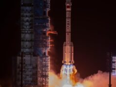 China lança espaçonave Shenzhou 23, transportando três astronautas, um dos quais ficará no espaço por um ano