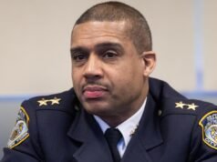 O chefe assistente da polícia de Nova York supostamente disparou um tiro perdido durante uma briga fora de serviço com o namorado da filha: fontes