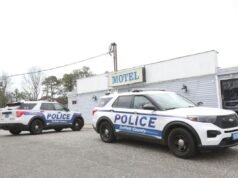 Uma mulher transexual é acusada de ameaçar a esposa de um policial em Long Island, disse a polícia