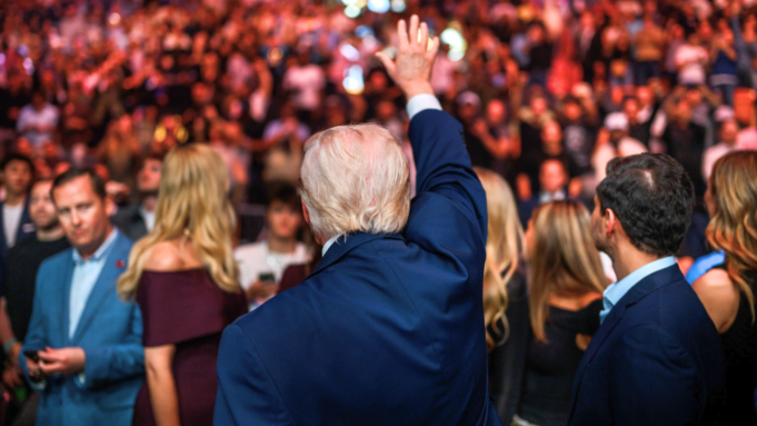 donald-trumpp-waving-crowd.png