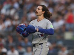 Blue Jays coloca o arremessador titular Dylan Cease na lista de lesionados devido a uma distensão no tendão da coxa; Vlad Guerrero dia a dia após cotovelada HBP