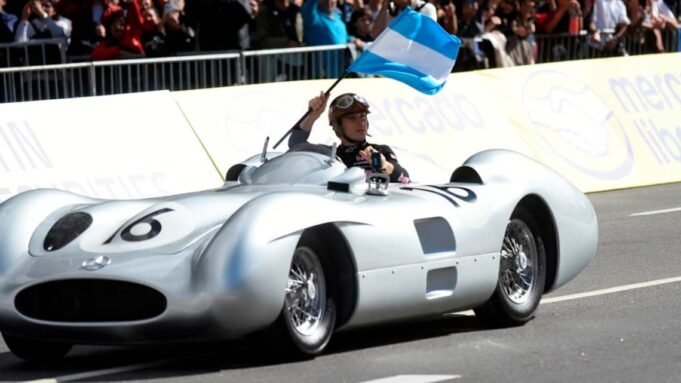 franco-colapinto-y-el-auto-de-fangio-2227936.jpg