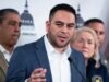 O congressista republicano Gabe Vasquez foi criticado por hipocrisia após defender o posto policial