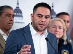 O congressista republicano Gabe Vasquez foi criticado por hipocrisia após defender o posto policial