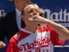 Joey Chestnut se prepara para defender seu título de comedor de cachorro-quente enquanto está em liberdade condicional por agressão