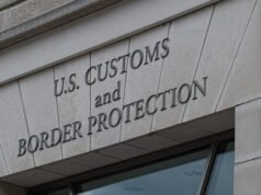 Mais refugiados sul-africanos brancos foram autorizados a entrar nos Estados Unidos, enquanto todos os outros permaneceram bloqueados
