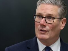 O primeiro-ministro britânico, Keir Starmer, rejeita crescentes apelos à renúncia, até mesmo de seu próprio partido