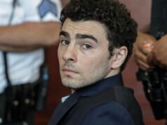 Os fãs de Luigi Mangione compareceram novamente ao tribunal, desta vez com membros da imprensa