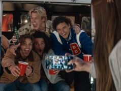 Não entrem em pânico, fãs de Out of School, mas o show já começou a história de amor de Ellie e Dean