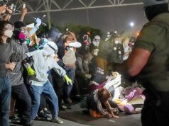 A polícia de Newark do prefeito Barack está ausente enquanto o ICE aplica spray de pimenta no protesto