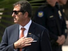 O filho mais velho de John McCain, Doug McCain, morreu aos 66 anos, diz a família