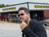 O diretor de “Tekken”, Katsuhiro Harada, visita a Waffle House