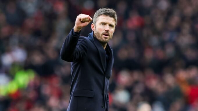 michael-carrick-man-utd-2025.jpg