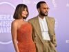 John Legend ajuda Chrissy Teigen após mau funcionamento do guarda-roupa da AMA