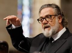 Russell Crowe cuida de seus fãs fora do hotel