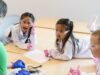 Esses alunos do ensino fundamental no Kansas estão dissecando sapos – e isso pode ajudar a combater a escassez de médicos | KCUR