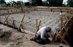 Eles perderam suas casas no incêndio. Agora eles estão reconstruindo tudo elétrico.