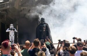 Darth Vader chega à terra de “Star Wars”, marcando um ponto focal para a Disneylândia