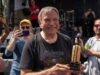O vencedor derruba quase 9 cachorros enquanto competia no Windy City Hot Dog Fest