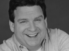 O ator Tim O’Malley, que dançou, brincou e cantou sobre o vício no palco em ‘Godshow’, morre aos 68 anos