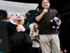 Dr. Simi apareceu no palco com o Governador Pritzker no Sueños Music Festival