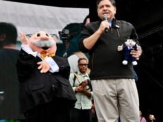 Dr. Simi apareceu no palco com o Governador Pritzker no Sueños Music Festival