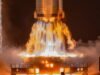 China lança espaçonave Shenzhou 23, um dos três astronautas ficará por um ano