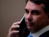 O candidato presidencial brasileiro Flavio Bolsonaro nega irregularidades depois de exigir milhões de banqueiros