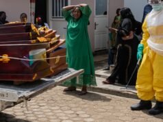 Como o Congo está a combater uma epidemia de Ébola complicada por cortes na ajuda, insurgência armada e raiva