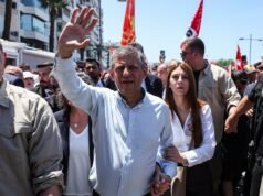 Dezenas de milhares de pessoas marcham em apoio ao líder deposto da oposição de Türkiye