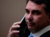 O presidente brasileiro Flávio Bolsonaro favorece laços com Trump enquanto escândalo abala sua campanha presidencial