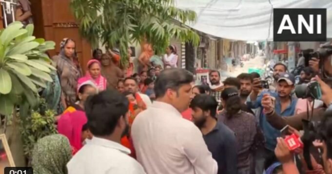 02ghaziabad-dm-visits-suryas-familly.jpg