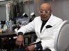 A lenda do R&B Peabo Bryson, conhecida por escrever canções icônicas da Disney, sofre derrame aos 75 anos