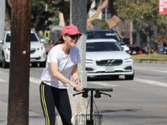 Jennifer Garner usa patinete para ajudar Violet, filha dela e de Ben Affleck, após lesão