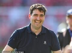 O Liverpool está em negociações com Andoni Iraola para substituir Arne Slott como técnico, sendo o ex-técnico do Bournemouth o favorito para assumir o cargo.