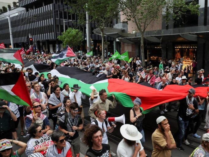 2025-10-13T004100Z_702225721_RC24AHAA3NAO_RTRMADP_3_ISRAEL-PALESTINIANS-AUSTRALIA-PROTEST-1760859725.jpg