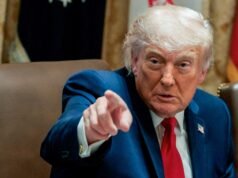 Trump suspende fundo ‘anti-armamento’ de US$ 1,8 bilhão em meio a forte oposição bipartidária.