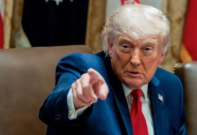 Trump suspende fundo ‘anti-armamento’ de US$ 1,8 bilhão em meio a forte oposição bipartidária. Trump suspende fundo ‘anti-armamento’ de US$ 1,8 bilhão em meio a forte oposição bipartidária.