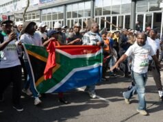 Moçambique diz que 5 cidadãos foram mortos em ‘ataque xenófobo’ na África do Sul para protestar contra notícias