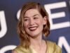 Rosamund Pike chama o público por mensagens de texto no programa do West End