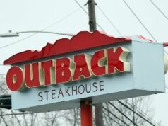 Outback Steakhouse processado em US$ 1,5 milhão depois que cliente escorregou no purê de batata e deixou cair a planta no chão