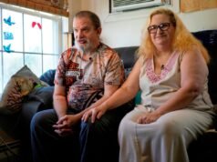Robô de olhos arregalados liberta marido com demência