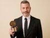 Jimmy Kimmel aceita o prêmio Peabody e conta piadas sobre Trump: ‘Não deveria ganhar o prêmio para você’