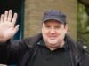 Adolescente acusado de ‘farsa de bomba’ no programa de Peter Kay é removido do tribunal após se despir