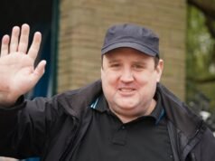 Adolescente acusado de ‘farsa de bomba’ no programa de Peter Kay é removido do tribunal após se despir