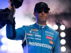 Denny Hamlin ganha um emocionante Cracker Barrel 400.
